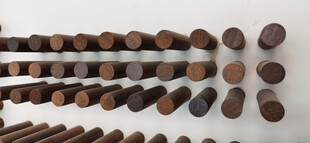 多样木质棍子整齐排列