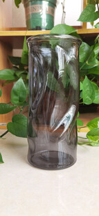 烟灰色透明玻璃瓶