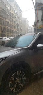 暴雨中停放的黑色SUV