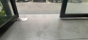 室内地面雨水与玻璃门窗景观