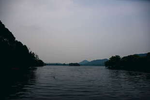 宁静山水间的悠然湖景