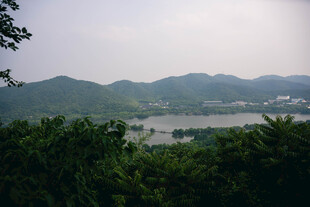 山林间远眺开阔水域景色