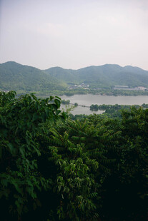 山林间远眺开阔山水景色