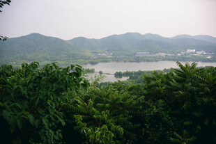 山林间远眺湖泊美景