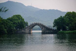 湖上石拱桥 青山绿树相伴