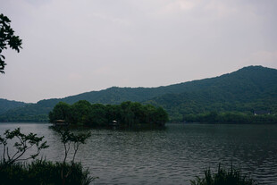 湖畔青山景