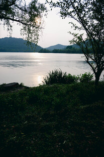 湖畔黄昏景