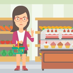 女士在超市选购新鲜蔬果