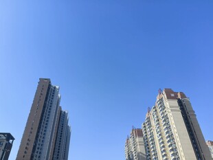 高楼耸立蓝天之下