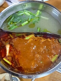 鸳鸯火锅热气腾腾