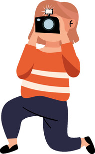跪地拍照的可爱小孩
