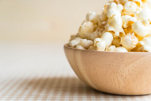 木碗中的美味爆米花
