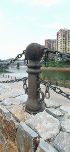 河畔铁链护栏与城市远景