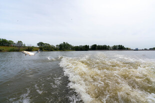 快艇疾驰激起白色浪花