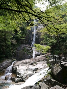 山林间的瀑布美景
