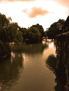河畔黄昏景 静谧水乡情