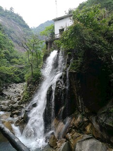 山间瀑布旁的小屋