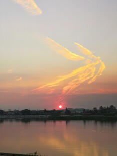 湖畔夕阳美景