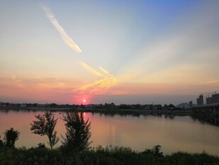 湖畔日落美景