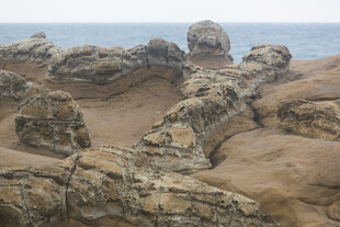 海边嶙峋怪石景观