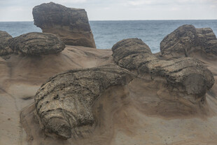 海边奇特造型的岩石景观
