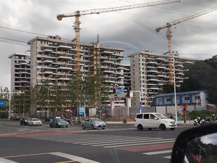 城市在建楼盘与繁忙街道