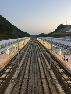 黄昏下的铁路站台景象