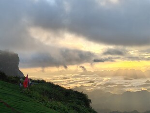 山巅云海间的壮丽风光