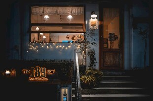 温馨灯光下的小店夜景