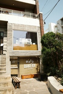 现代风格街边两层建筑