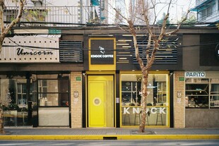 街边亮眼的黄色店铺门面