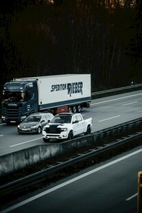 高速公路上的货车与轿车