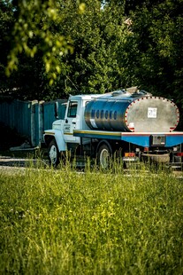 公路上的大型运输罐车