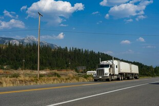 公路上行驶的白色大货车