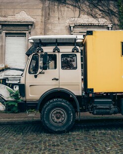 黄色越野卡车停于户外