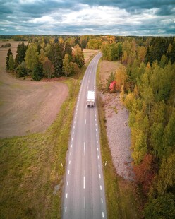 公路上行驶的白色货车
