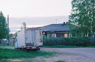 乡村路旁的房屋与拖车