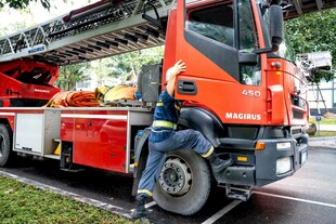 橙色消防车停于道路边