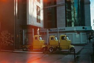 城市街头的黄色复古小货车