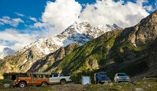 山间露营地的多彩车辆