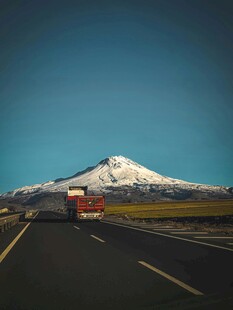 公路驶向雪山壮丽风景