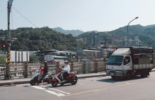 公路上的车辆与摩托车