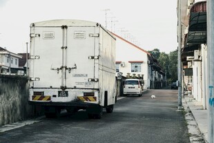 街道上的白色厢式货车