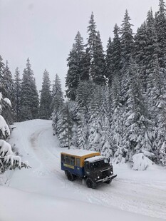 雪地中行驶的载货卡车