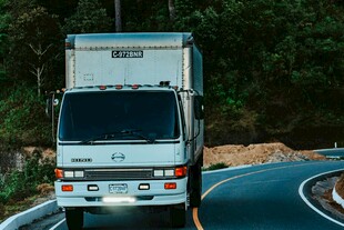 公路上行驶的白色货车
