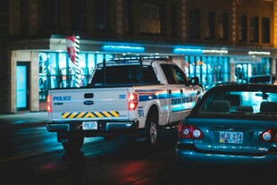夜晚街头的警车与车辆