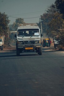 公路上行驶的白色大货车