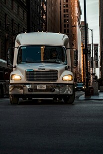 城市街道上的大型货运卡车
