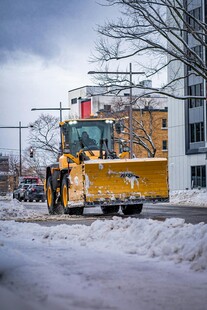 城市街道上的黄色除雪车
