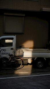 阳光下停靠的载货小卡车